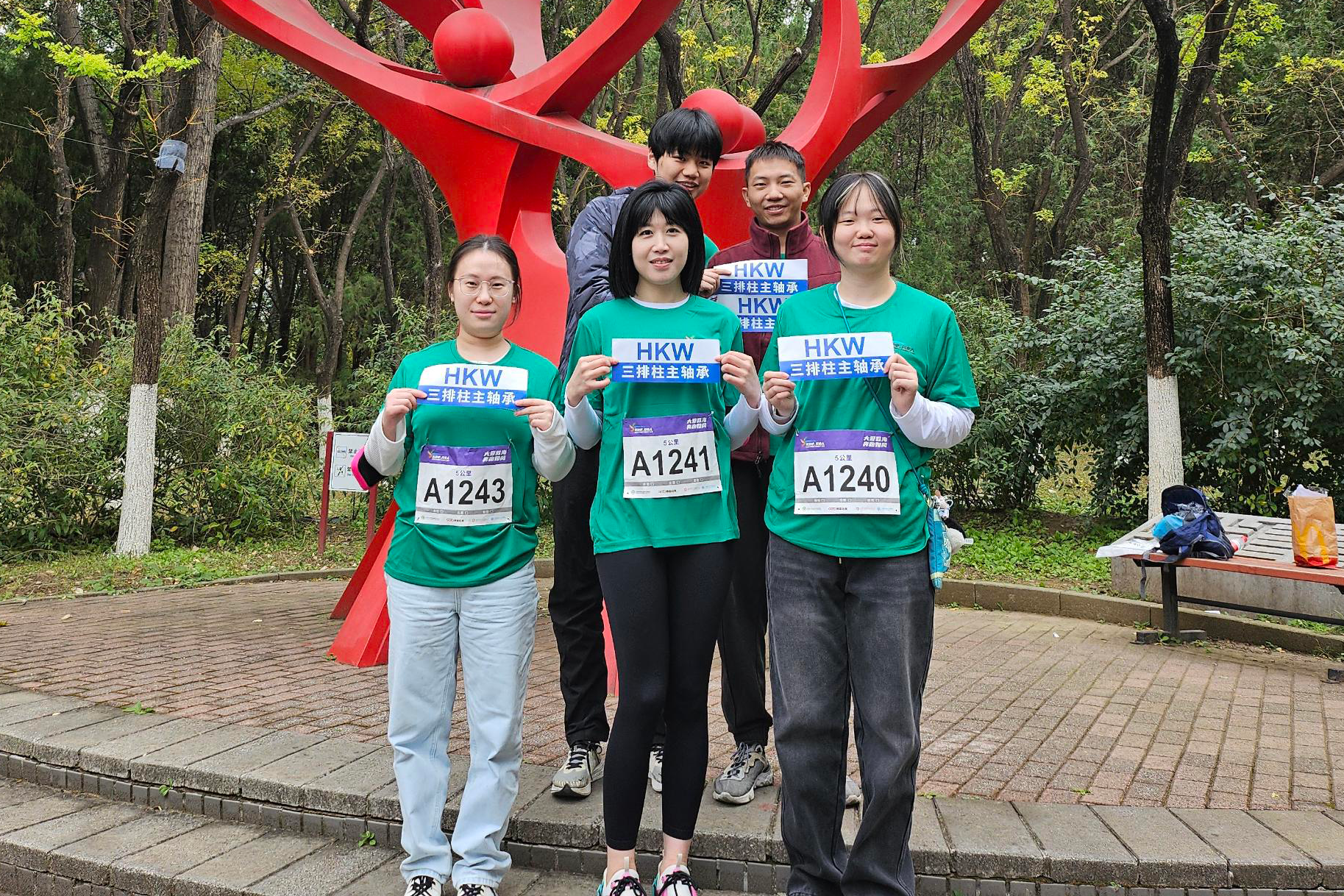 El viento como alas, el amor como camino｜HKW El equipo de corredores brilla en la carrera ben&eacute;fica &ldquo;Run, Wind Power People&rdquo;